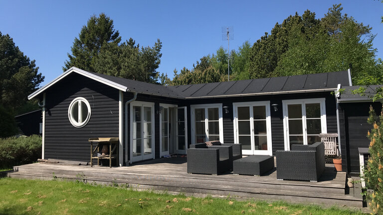 sort sommerhus i træ