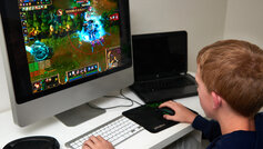 dreng gamer på computer
