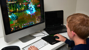 dreng gamer på computer