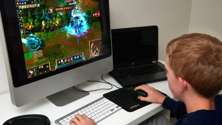 dreng gamer på computer