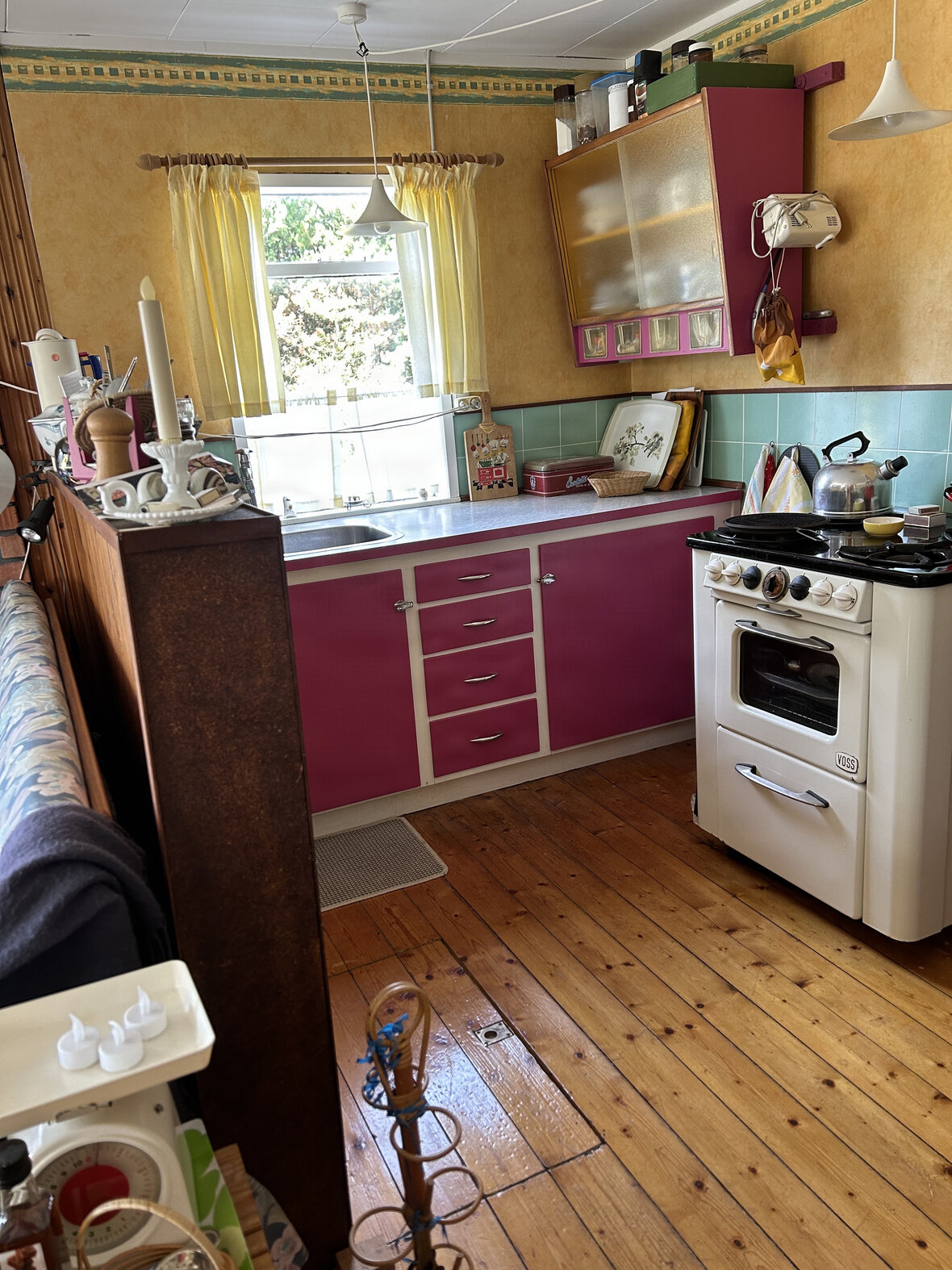 pink køkken i sommerhus fra 1966