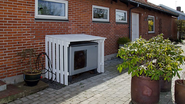 udedel af luft til vand-varmepumpe foran hus