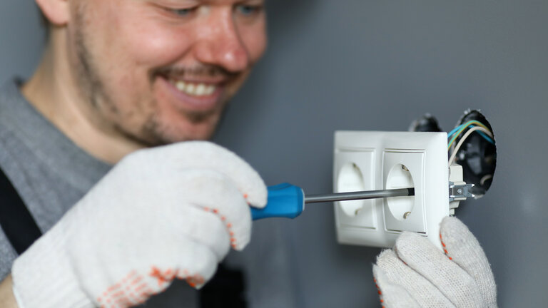 gør det selv mand udskifter stikkontakt