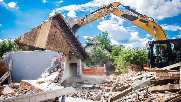 Faldefærdigt og tomt hus rives ned med gravko