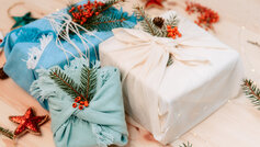 Gaver pakket ind i stof i stedet for gavepapir