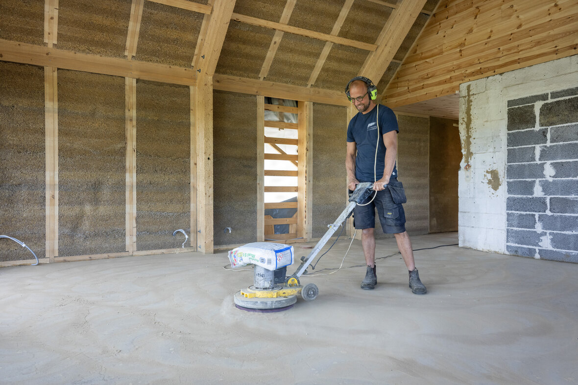 Søren Vester sliber gulvet i sit renoverede sommerhus