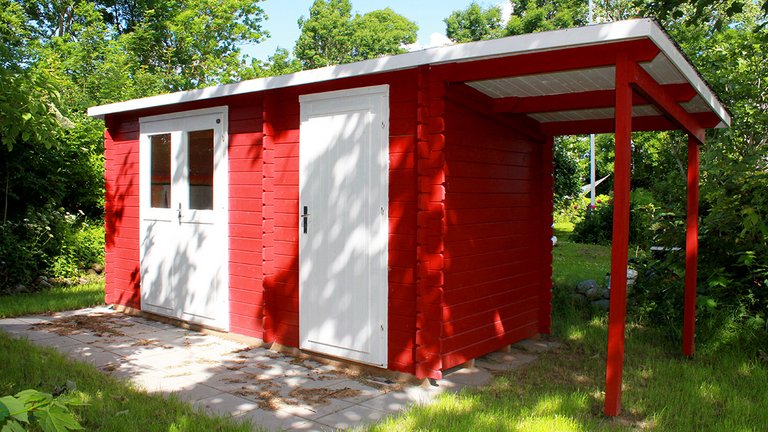et færdigbygget skur af træ fra Sølund Huse