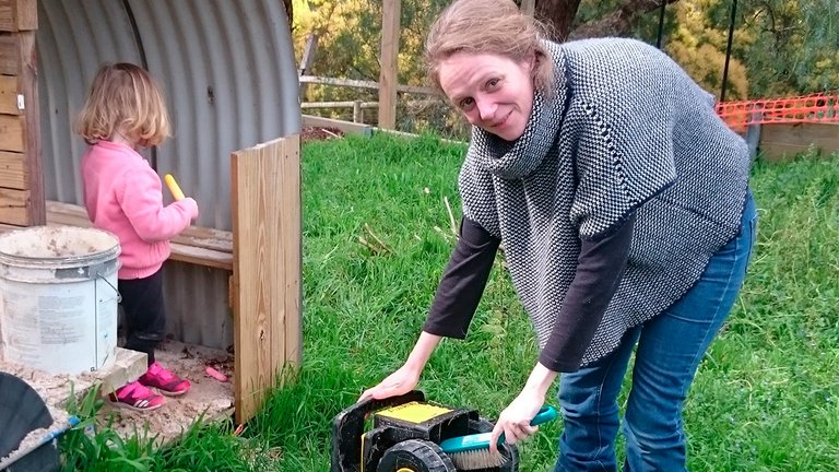 Marika Adcock tjekker børnenes legetøjsbil i haven for farlige edderkopper i Melbourne i Australien