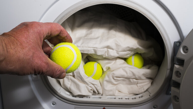 tennisbolde lægges ind på dyne i tørretumbler