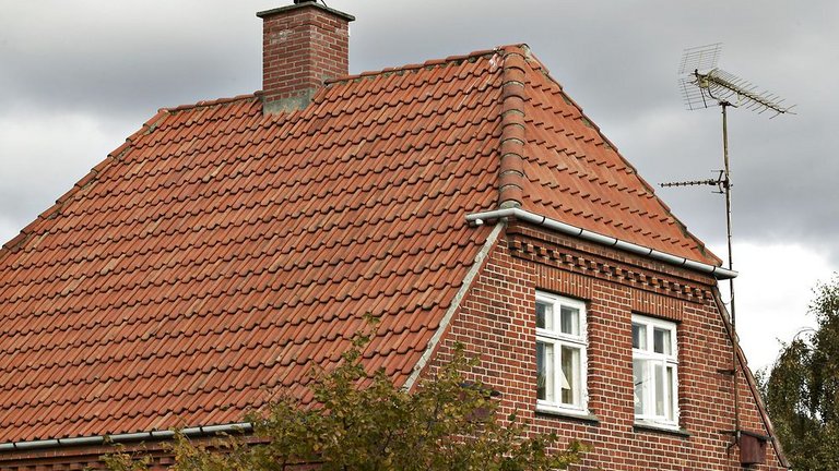 Et velholdt, rødt tegltag