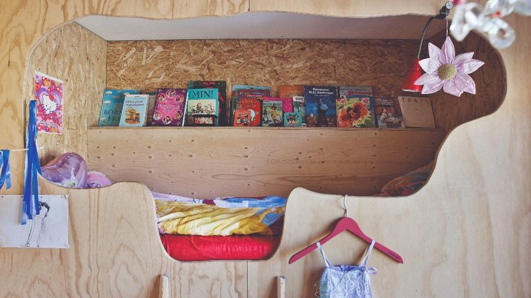 Seng indbygget i væg med træplader