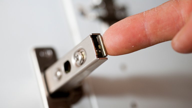 Justering af skabslåge