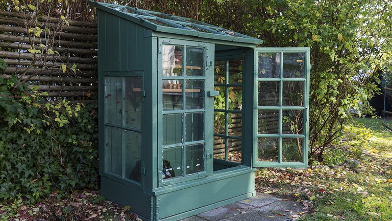 Minidrivhus bygget af genbrugsmaterialer