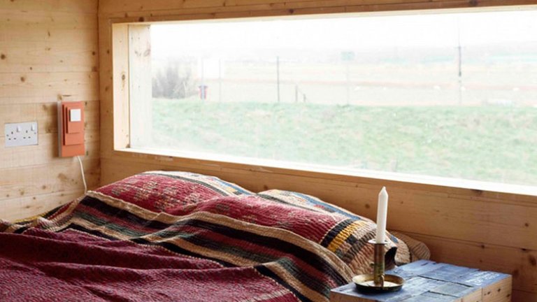 Designer byggede minimalistisk sommerhus i første strandrække