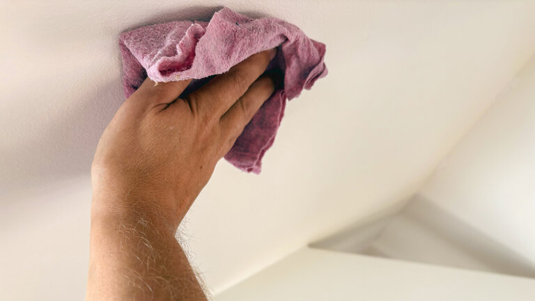 Loft rengøres med klud