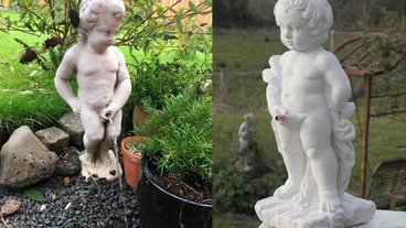 To Manneken Pis i hver deres have.