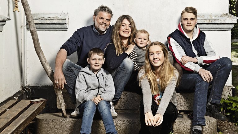 Sammenbragt familie på 7 bor på 130 kvadratmeter