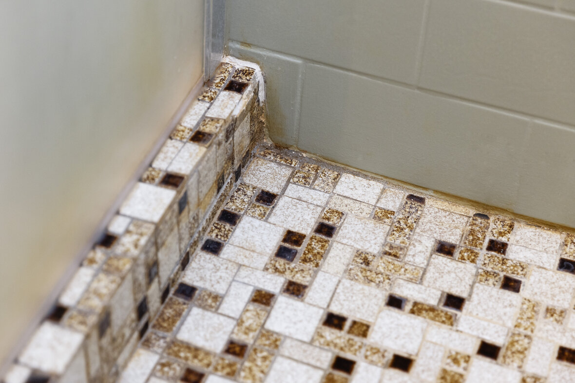 Mørtelfuger mellem originale fliser på badeværelse i hus fra 1955