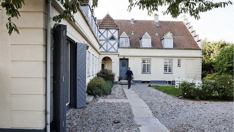 Lyst kontor i den mørke garage