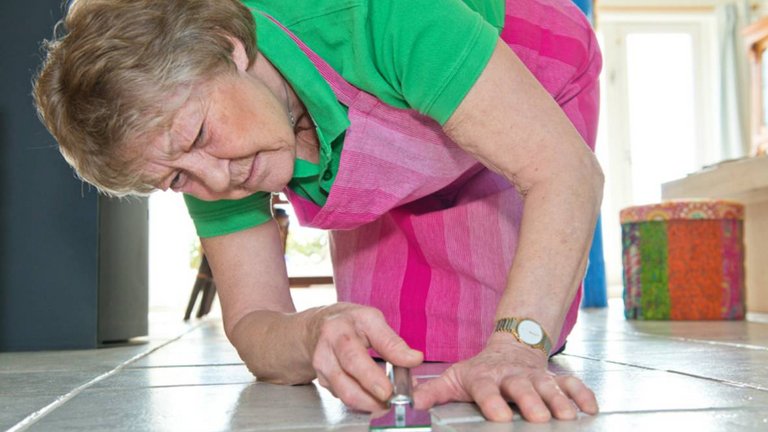 Oldfruens fif til at fjerne malerpletter fra gulvet