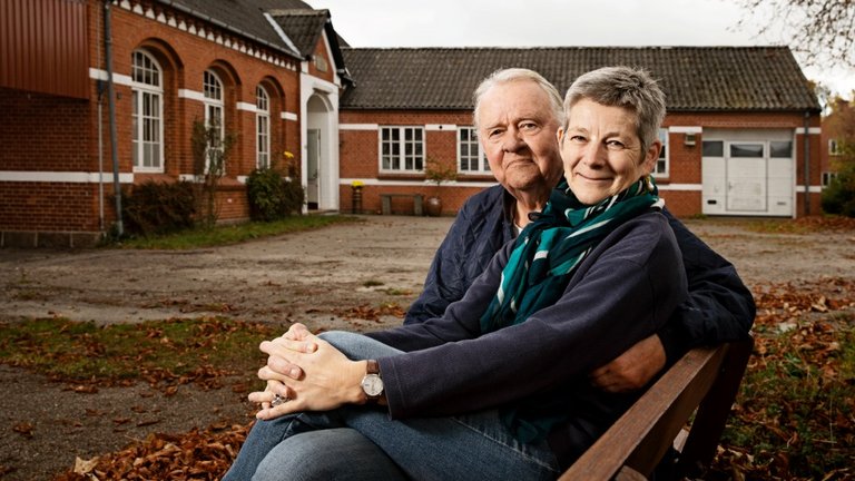 Abelone Glahn og Peter Abrahamsen foran deres tidligere hjem