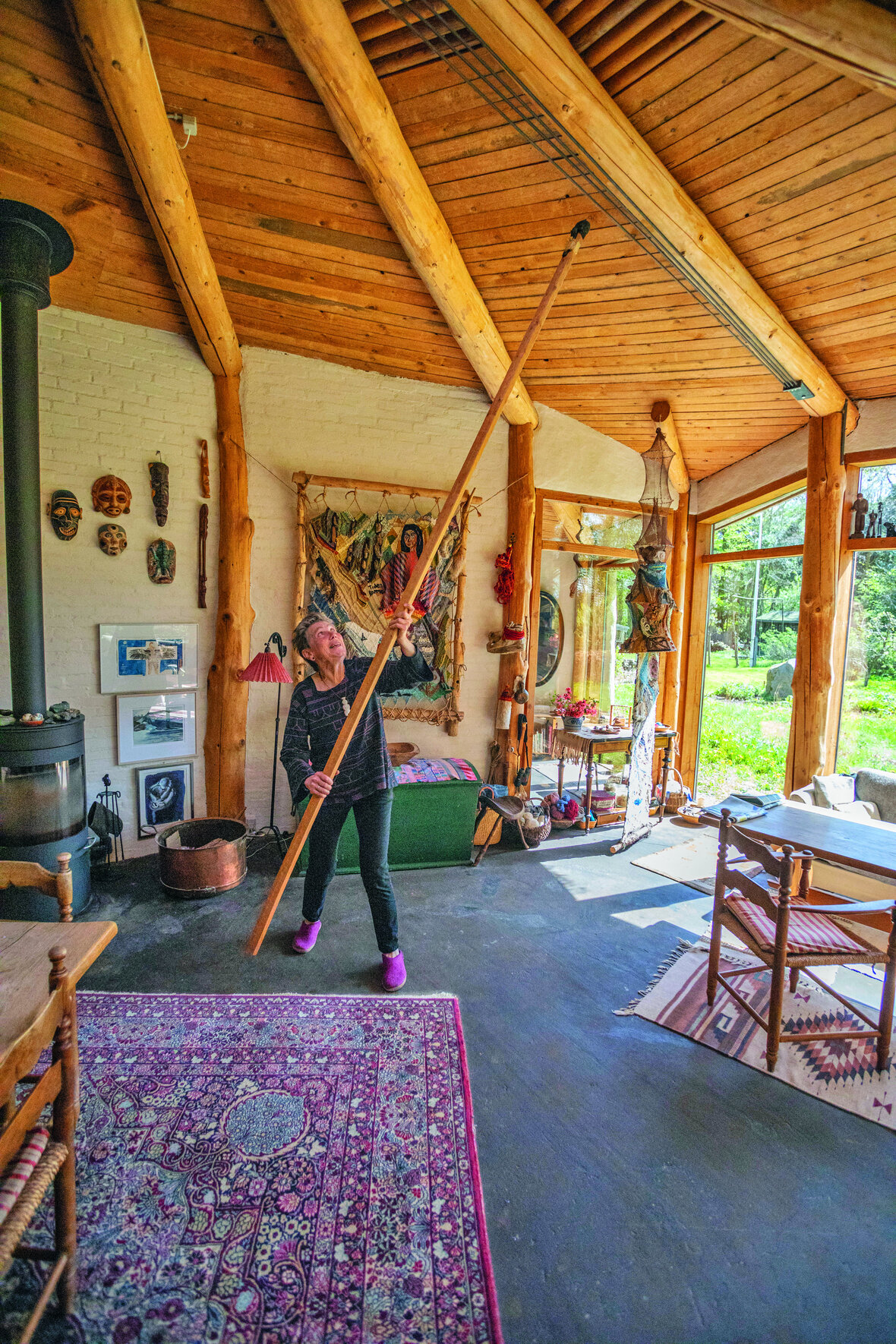 Kvinde i hus af træ