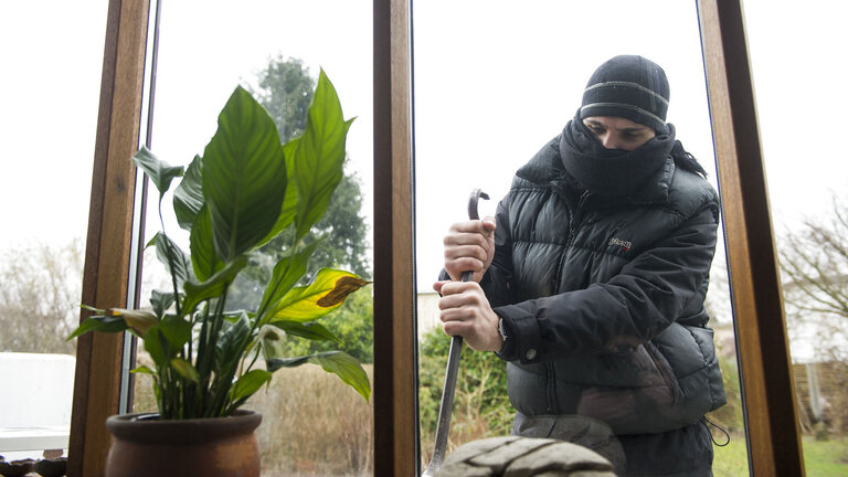 Tyv på vej ind af vindue