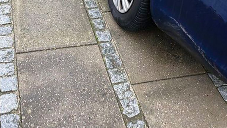 Bil holder ulovligt parkeret på fortov