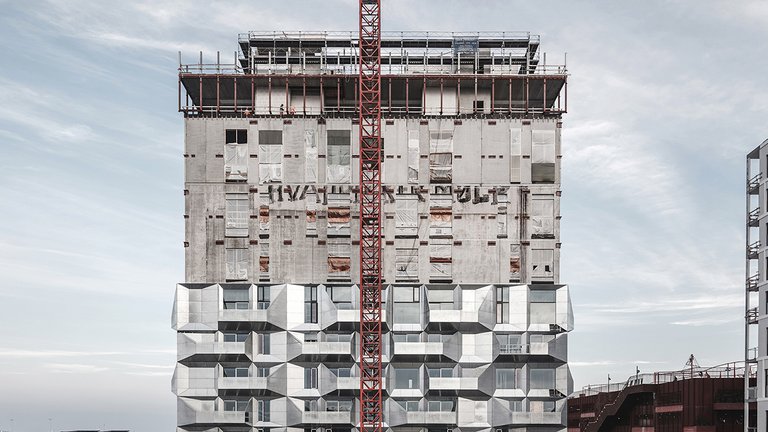 The Silo under renoveringen med kran foran