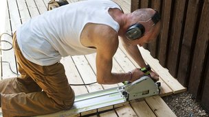 Mand bygger træterrasse