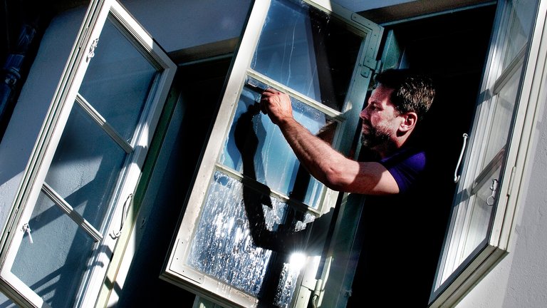 Pudser du vinduer i direkte solskin kan vandet nå at fordampe for hurtigt