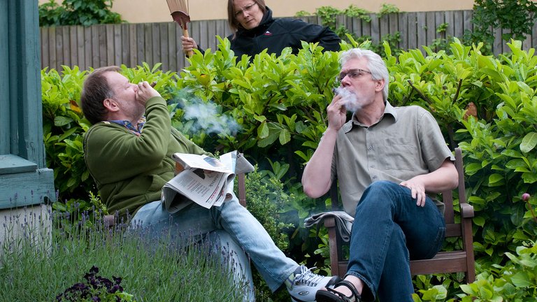 Må du ryge i haven op til naboen?