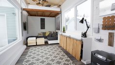 Funktionelt mikrohus fyldt med fleksible møbler