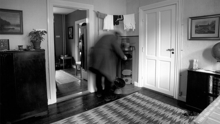 Mand fyrer med koks i kakkelovn