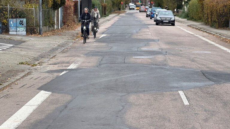 Ny asfalt er blevet lagt på vej efter gravearbejde, men asfalten er ikke reetableret godt nok.