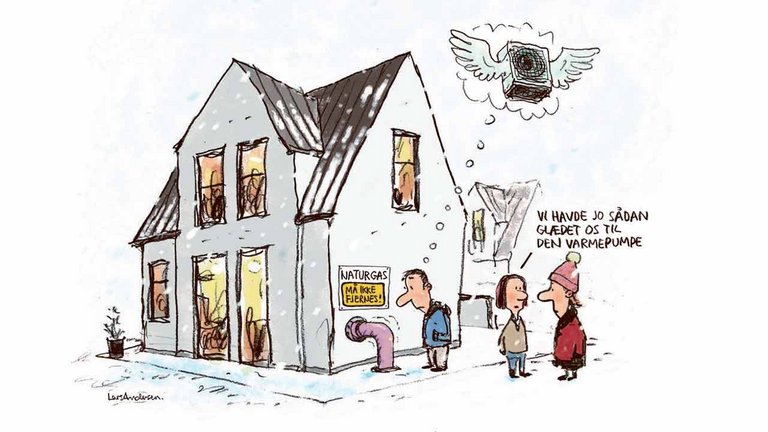 Tegning af hus med rør/ledning til naturgas. På et skilt står der: ”Naturgas – må ikke fjernes”. Et par ser triste ud, og kvinden siger til nabo/ven: ”Vi havde jo sådan glædet os til den varmepumpe”.