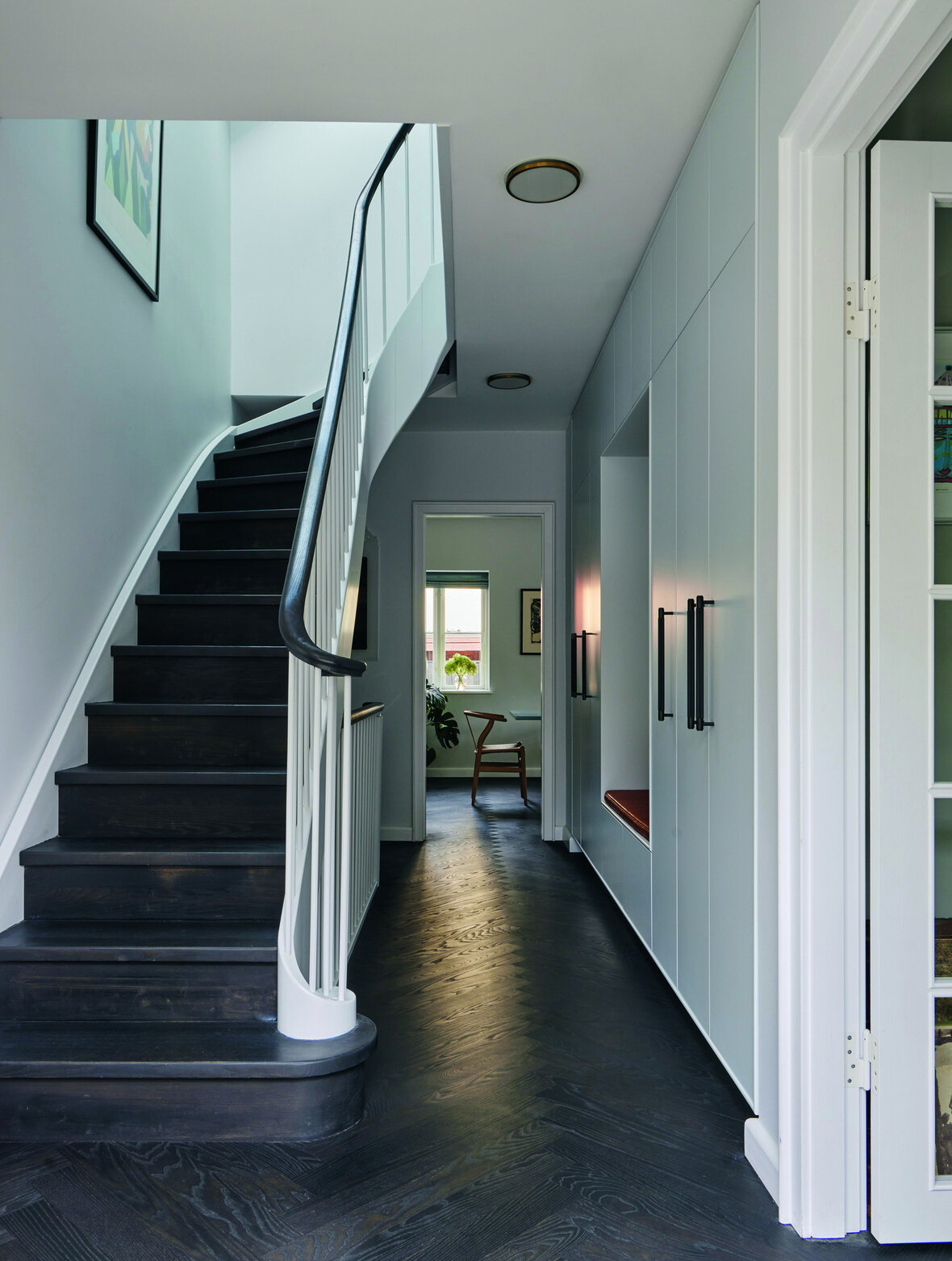 Entré med trappe i Arne Jacobsens hus