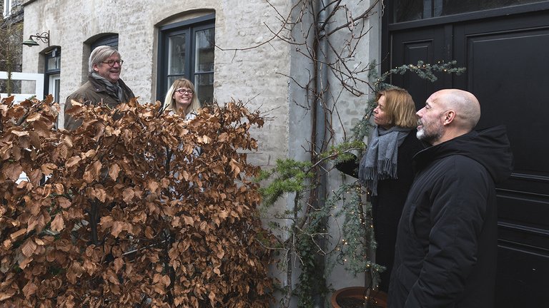 Naboer snakker over hækken i Kartoffelrækkerne på Østerbro i København