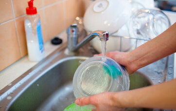 opvask under løbende vandhane