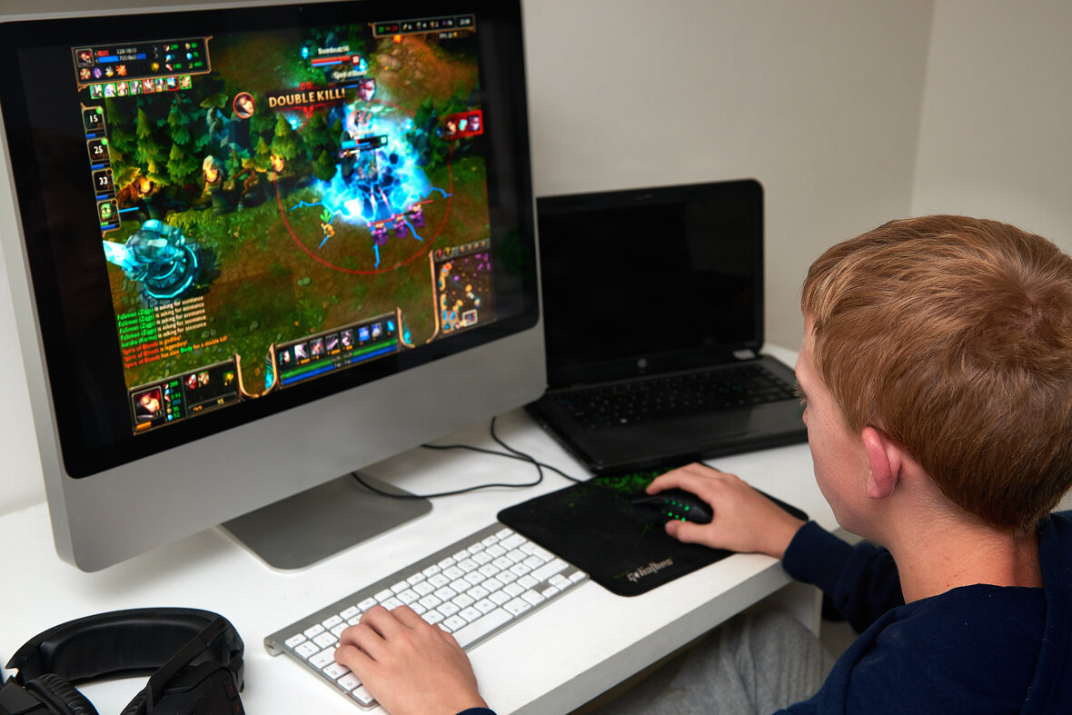dreng gamer på comouter