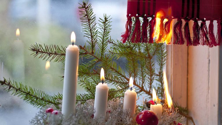 Juledekoration med levende lys - det giver risiko for brand i julen