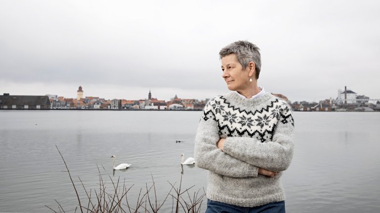 Abelone Glahn står foran Nykøbing Falster