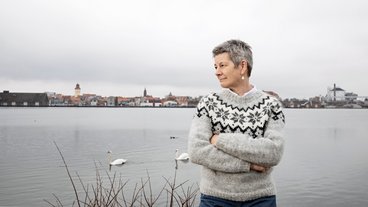 Abelone Glahn står foran Nykøbing Falster