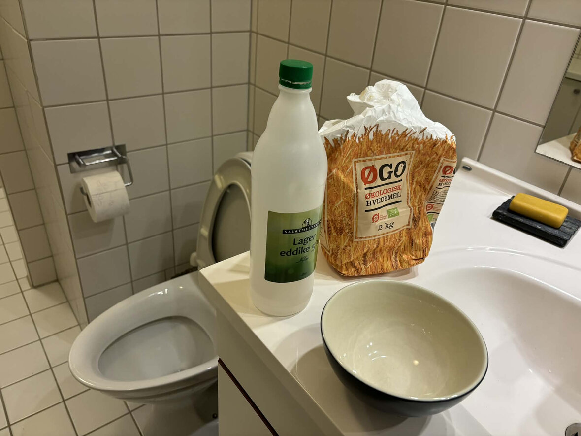 eddike og mel på badeværelse med toilet i baggrunden