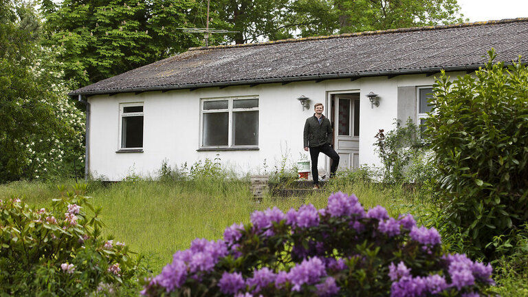 Casper Kirkemoe Galán foran hus, der skulle rives ned