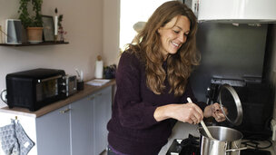 Line Olsen laber mad på nyindkøbt induktionsplade