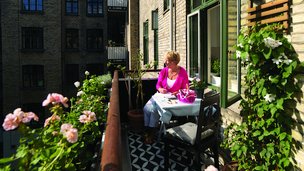 Altanhave med blomster