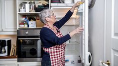 Få et rent køleskab uden brug af kemikalier