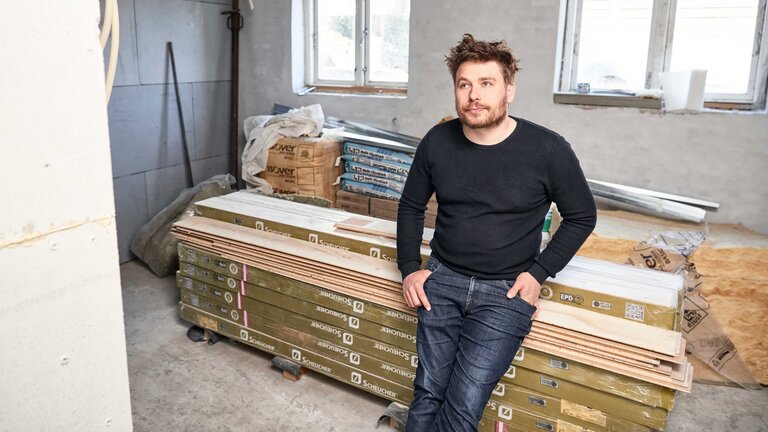 Byggematerialer lå klar i kælderen, da kraftig regn gav oversvømmelse.