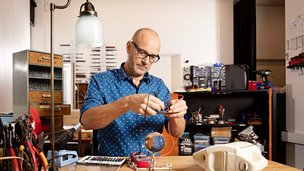 Stig Bomholt reparerer ting